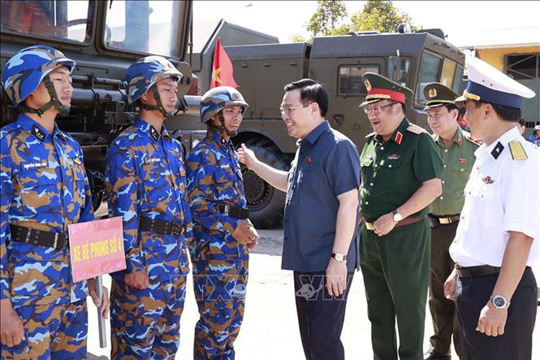 Chủ tịch Quốc hội Vương Đình Huệ thăm, làm việc với Lữ đoàn 681, Vùng 2 Hải quân - Ảnh 1.