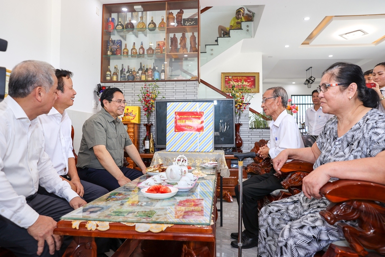 Thủ tướng kiểm tra tiến độ cầu vượt cửa biển Thuận An; thăm Bảo tàng Cổ vật cung đình Huế - Ảnh 10.