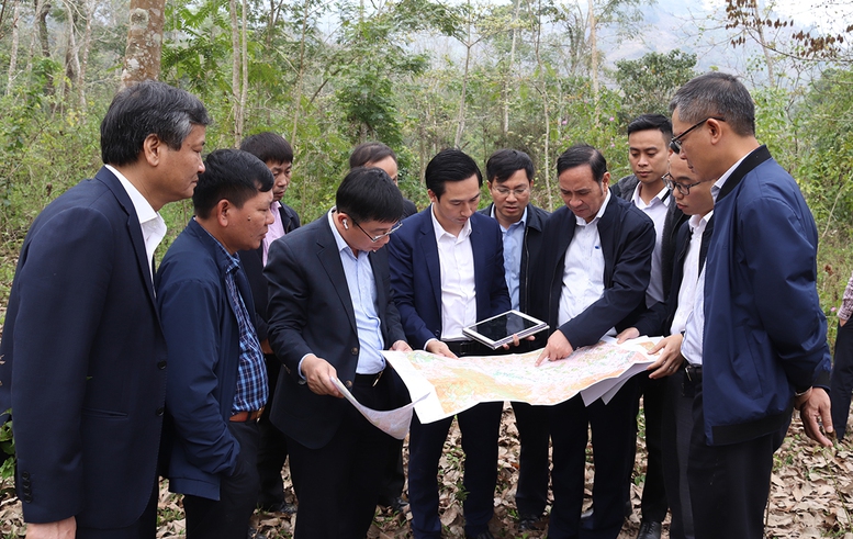 Đốc thúc gỡ vướng mặt bằng dự án truyền tải điện trên địa bàn tỉnh Lai Châu - Ảnh 2.
