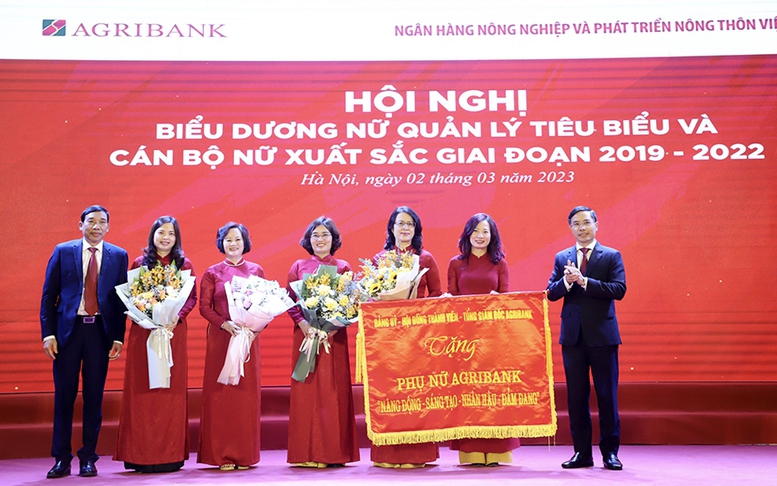 Agribank biểu dương “Nữ quản lý tiêu biểu, cán bộ nữ có thành tích xuất sắc” giai đoạn 2019 – 2022