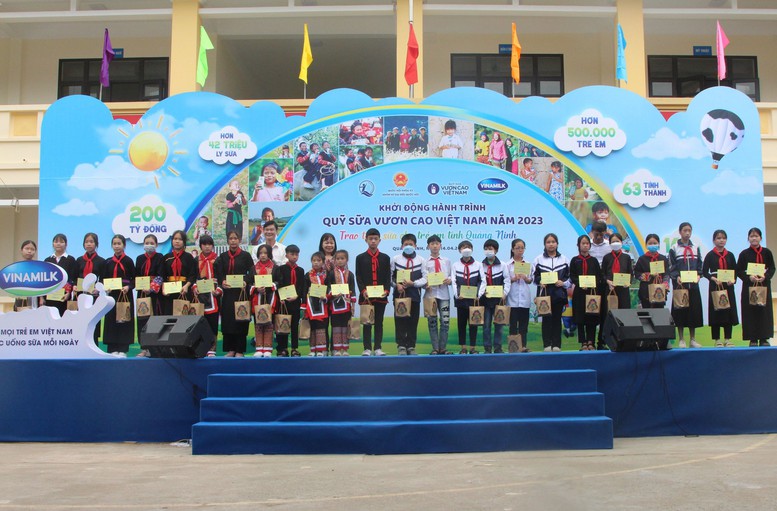 Hơn 17.000 trẻ em được uống sữa miễn phí từ Quỹ sữa Vươn cao Việt Nam 2023 - Ảnh 1. Hơn 17.000 trẻ em được uống sữa miễn phí từ Quỹ sữa Vươn cao Việt Nam 2023 - Ảnh 1.