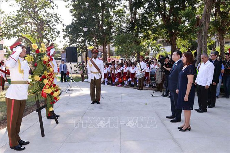 Chủ tịch Quốc hội Vương Đình Huệ hội kiến Thủ tướng Cộng hòa Cuba - Ảnh 2.