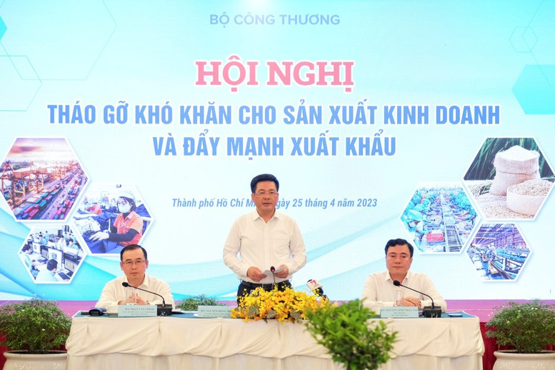 Bộ Công thương đối thoại tháo gỡ khó khăn cho doanh nghiệp - Ảnh 1.