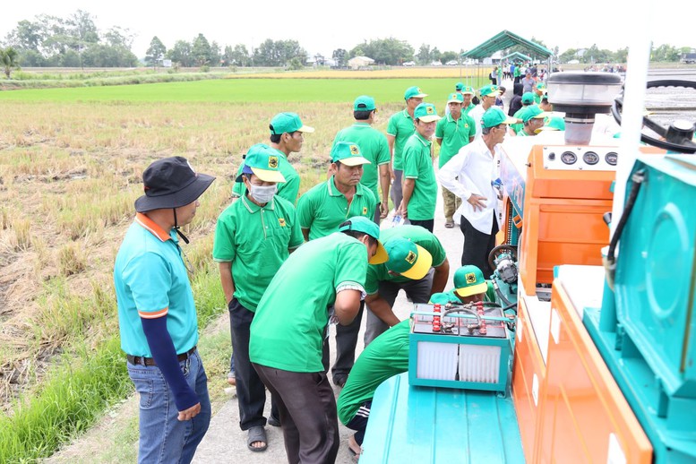 Hơn 300 nông dân tham gia trình diễn đồng ruộng: Cơ giới hóa gieo sạ chính xác - Ảnh 2.