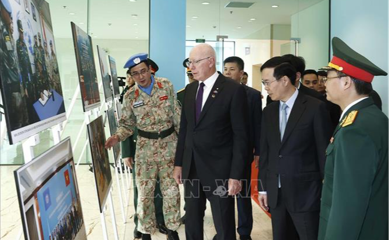 Chủ tịch nước Võ Văn Thưởng và Toàn quyền Australia thăm Cục Gìn giữ hòa bình Việt Nam - Ảnh 3.
