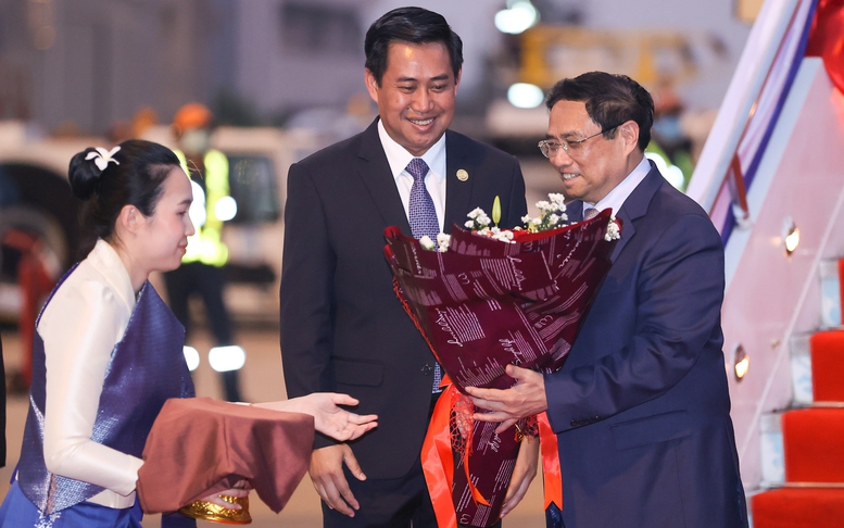 Thủ tướng tới Thủ đô Vientiane (Lào) dự Hội nghị cấp cao Ủy hội sông Mekong quốc tế