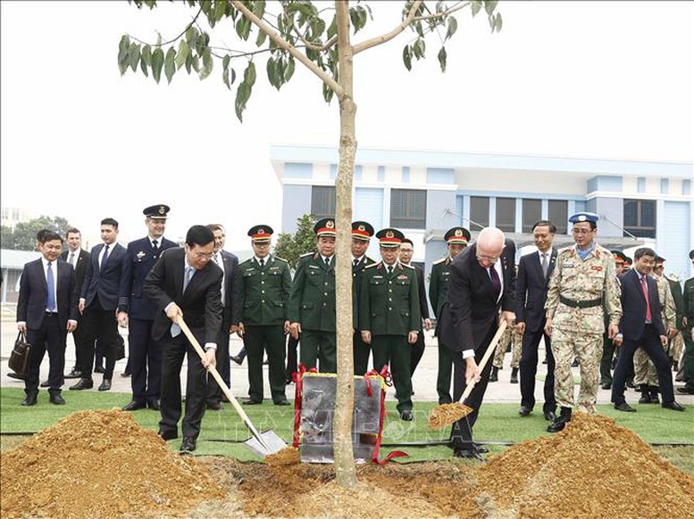 Chủ tịch nước Võ Văn Thưởng và Toàn quyền Australia thăm Cục Gìn giữ hòa bình Việt Nam - Ảnh 4.