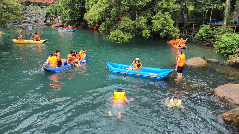 Lượng du khách nước ngoài đến Quảng Bình tăng 17,59 lần - Ảnh 1.
