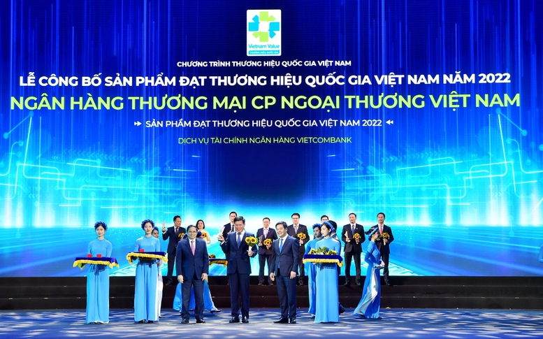 Vietcombank phát huy vai trò tiên phong, chủ lực xứng danh đơn vị anh hùng - Ảnh 2.