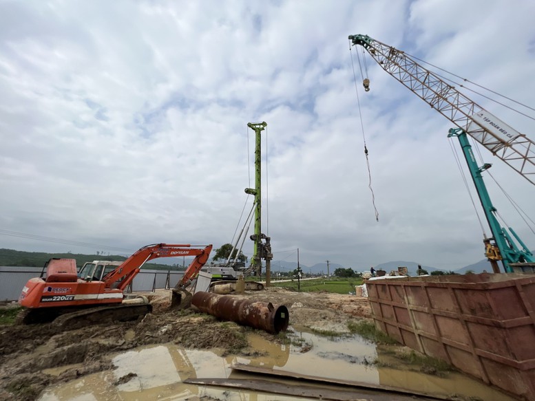 Quảng Ngãi: Đẩy nhanh tiến độ xây dựng khu tái định cư cho người dân vùng dự án cao tốc Bắc Nam - Ảnh 1.