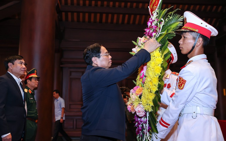 Chùm ảnh: Thủ tướng tưởng niệm, tri ân các Anh hùng, liệt sĩ trong chiến dịch Điện Biên Phủ lịch sử