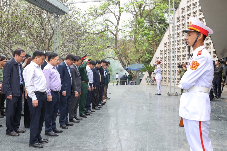 Chùm ảnh: Thủ tướng tưởng niệm, tri ân các Anh hùng, liệt sĩ trong chiến dịch Điện Biên Phủ lịch sử - Ảnh 6.