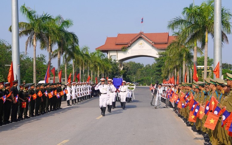 Đưa nhiều hài cốt liệt sĩ quân tình nguyện Việt Nam hy sinh tại Lào về với đất mẹ