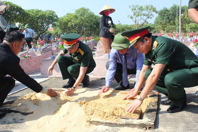 Quảng Bình - Quảng Trị: Tổ chức lễ truy điệu và an táng  hài cốt liệt sĩ quân tình nguyện, chuyên gia Việt Nam hy sinh tại Lào - Ảnh 2.