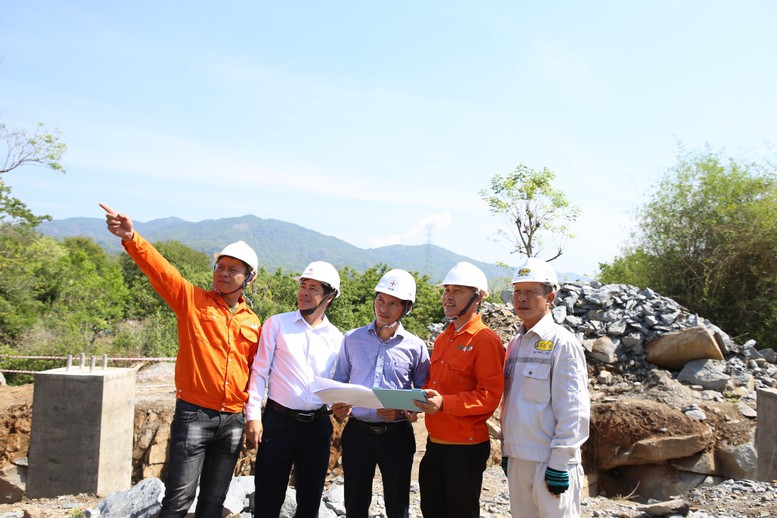 Chặng đường nước rút dự án đường dây 220kV Nha Trang – Tháp Chàm - Ảnh 1.