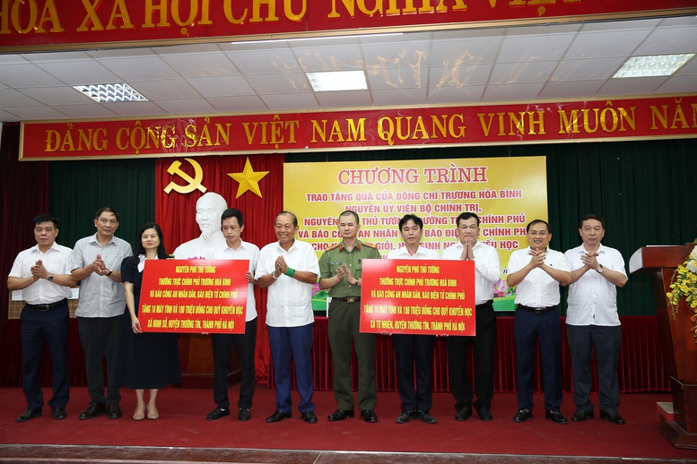 Nguyên Phó Thủ tướng Trương Hòa Bình tặng học bổng học sinh huyện Thường Tín, TP. Hà Nội - Ảnh 1.