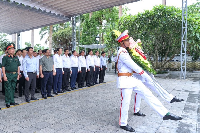 Chùm ảnh: Thủ tướng Phạm Minh Chính viếng Nghĩa trang Liệt sĩ quốc gia Vị Xuyên, tỉnh Hà Giang - Ảnh 3.