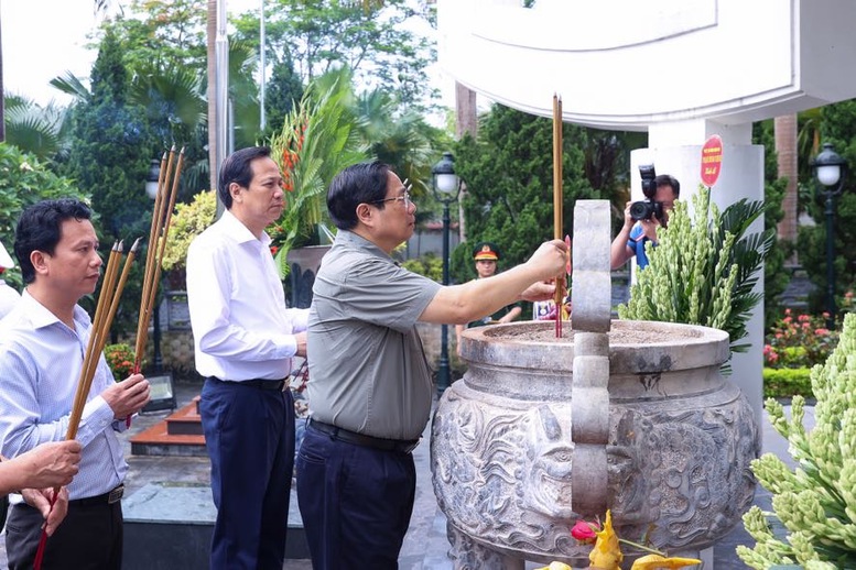 Chùm ảnh: Thủ tướng Phạm Minh Chính viếng Nghĩa trang Liệt sĩ quốc gia Vị Xuyên, tỉnh Hà Giang - Ảnh 4.