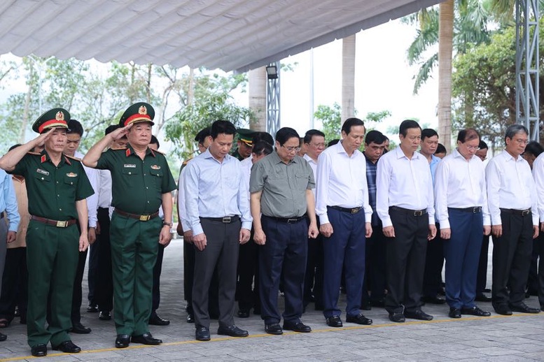 Chùm ảnh: Thủ tướng Phạm Minh Chính viếng Nghĩa trang Liệt sĩ quốc gia Vị Xuyên, tỉnh Hà Giang - Ảnh 5.