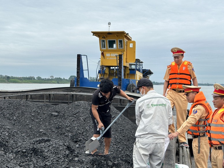 Bắt giữ xà lan chở than trái phép 7.000 tấn không hóa đơn chứng từ - Ảnh 1.