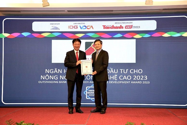 Agribank được vinh danh với 3 giải thưởng Ngân hàng Việt Nam tiêu biểu năm 2022 - Ảnh 1.