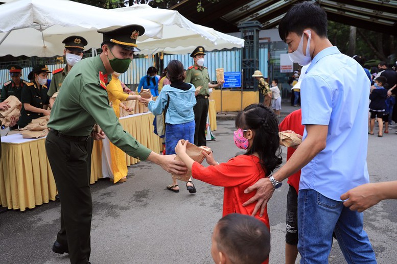 An ninh kỳ nghỉ lễ: Đảm bảo an toàn, nhiều hành động đẹp của lực lượng Công an - Ảnh 3.