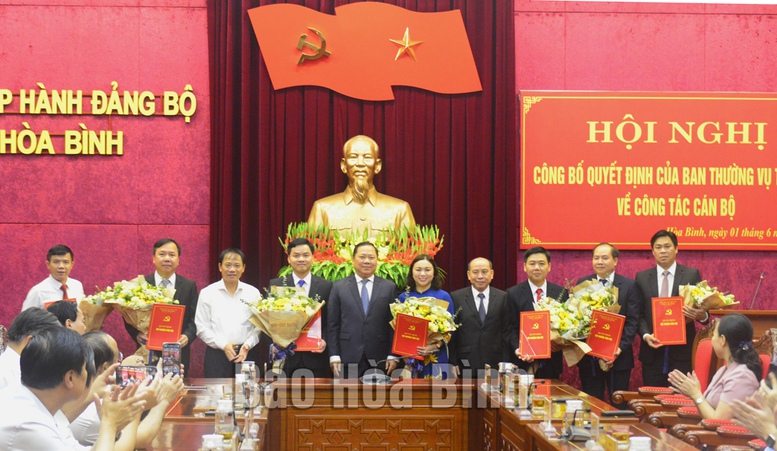 Hòa Bình: Công bố các quyết định về công tác cán bộ - Ảnh 1.