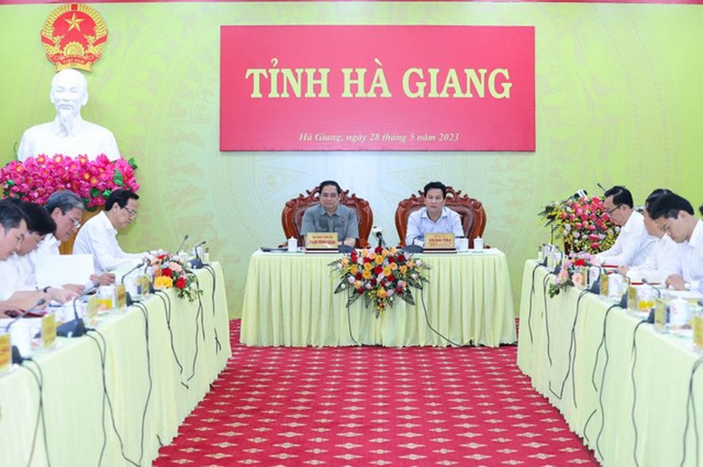 Hà Giang chú trọng đầu tư phát triển kết cấu hạ tầng KTXH, đặc biệt là hạ tầng giao thông  - Ảnh 1.