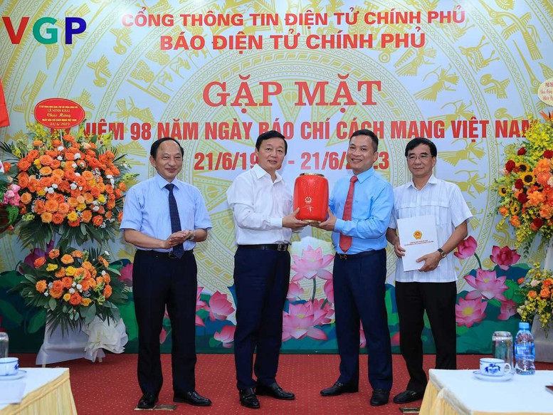 Phó Thủ tướng Trần Hồng Hà dự buổi gặp mặt kỷ niệm 98 năm Ngày Báo chí Cách mạng Việt Nam tại Cổng TTĐT Chính phủ - Ảnh 1.