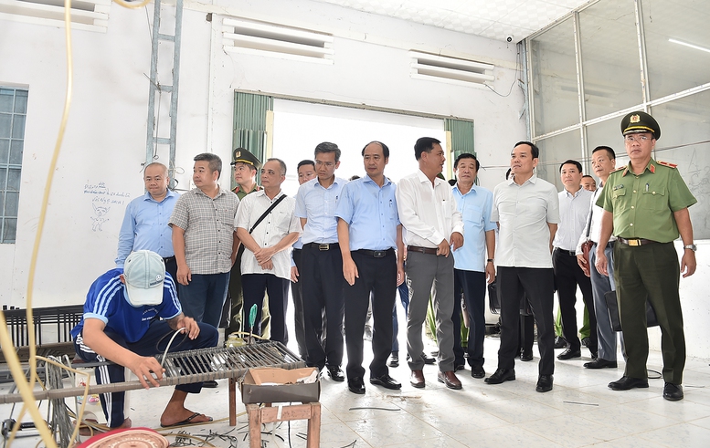 Phó Thủ tướng Trần Lưu Quang khảo sát tình hình điều trị cai nghiện ma túy tại Vĩnh Long - Ảnh 4.