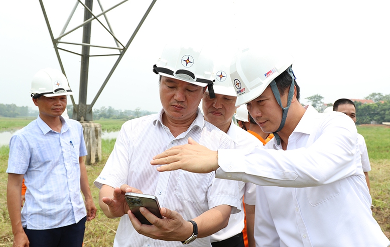 Truyền tải điện an toàn mùa nắng nóng tại những “điểm nút” khu vực phía Bắc - Ảnh 2.