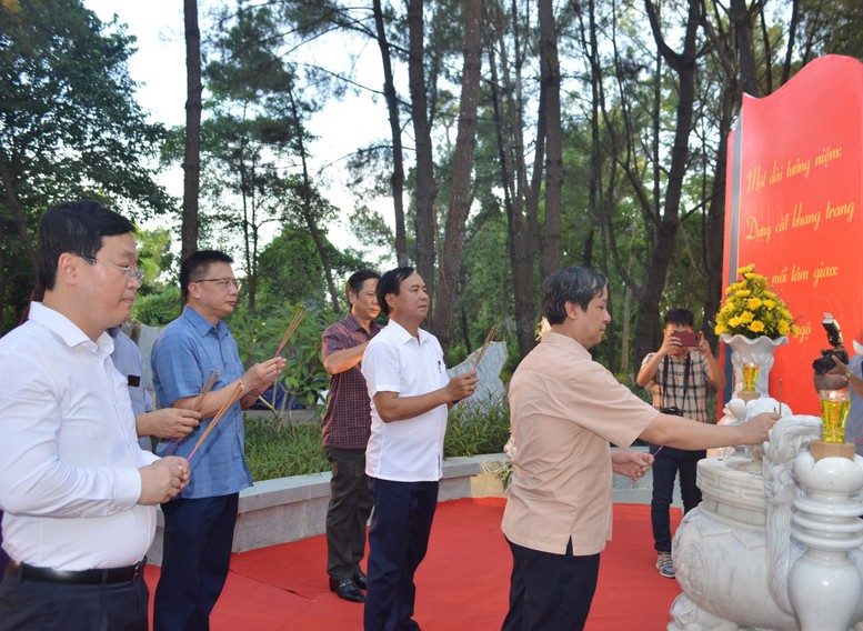 Quảng Trị: Khánh thành công trình tôn tạo, nâng cấp Khu tưởng niệm anh hùng liệt sĩ ngành giáo dục - Ảnh 1.