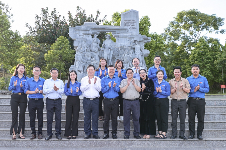 Thủ tướng Phạm Minh Chính dâng hương tại Nhà tưởng niệm Chủ tịch Hồ Chí Minh và thăm Bệnh viện đa khoa tỉnh Bắc Kạn - Ảnh 4.