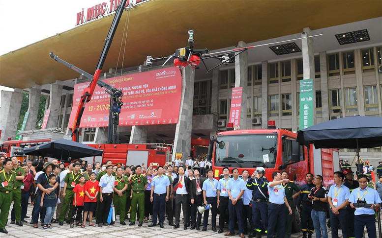 Xem máy bay không người lái, robot và trải nghiệm kỹ năng thoát nạn tại Triển lãm Quốc tế về PCCC&CNCH