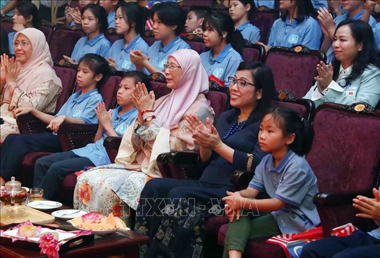 Phu nhân Thủ tướng Việt Nam và Phu nhân Thủ tướng Malaysia thưởng thức nghệ thuật múa rối nước - Ảnh 1.