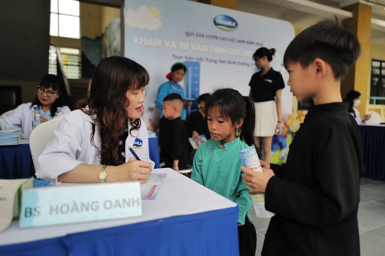 Theo chân quỹ sữa trên những hành trình &quot;Trao sữa, gửi niềm tin&quot; - Ảnh 2.