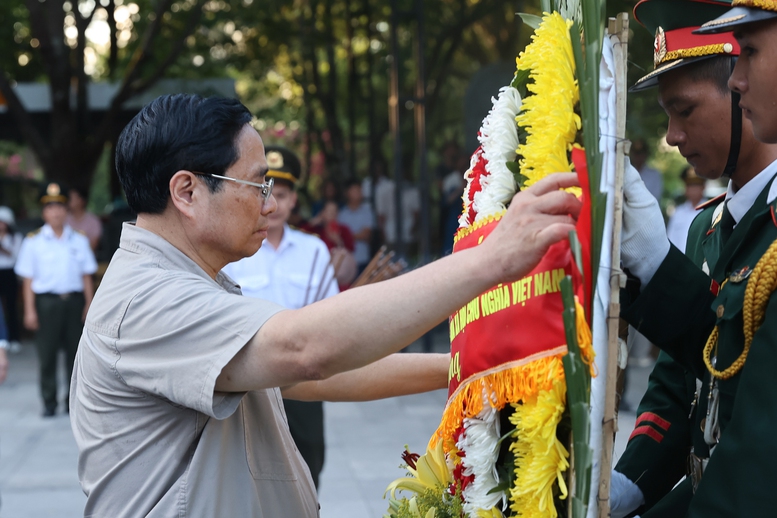 Thủ tướng Phạm Minh Chính dâng hương tưởng nhớ các anh hùng liệt sĩ, tri ân các gia đình chính sách - Ảnh 9.