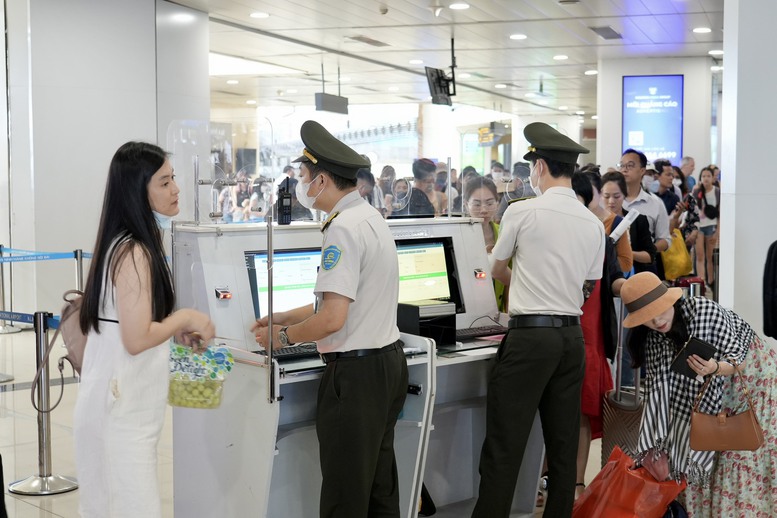 'Check-in' sân bay bằng tài khoản VNeID còn nhiều bất cập - Ảnh 1.