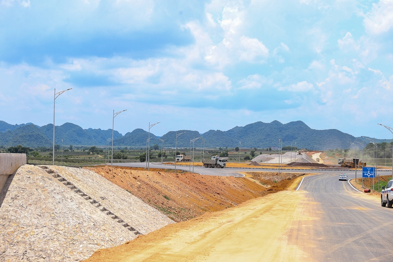 Thủ tướng khảo sát tuyến đường Đông-Tây trọng điểm của tỉnh Ninh Bình - Ảnh 4.