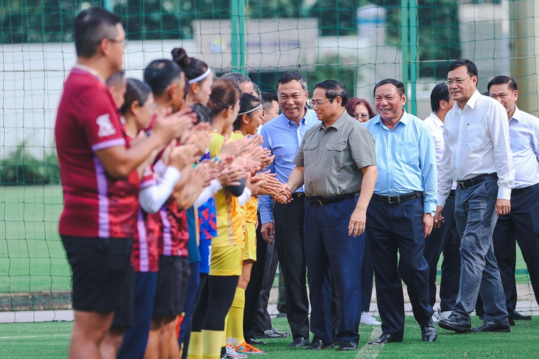 Thủ tướng chúc các nữ cầu thủ dự World Cup 'thi đấu hết mình, chinh phục đỉnh cao' - Ảnh 1.