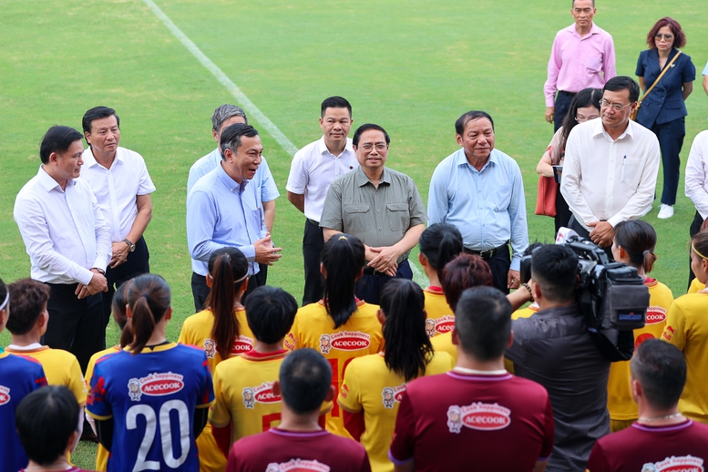 Thủ tướng chúc các nữ cầu thủ dự World Cup 'thi đấu hết mình, chinh phục đỉnh cao' - Ảnh 3.