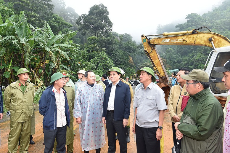 Phó Thủ tướng Trần Lưu Quang đến hiện trường kiểm tra, chỉ đạo khắc phục hậu quả vụ sạt lở nghiêm trọng tại Lâm Đồng - Ảnh 3.