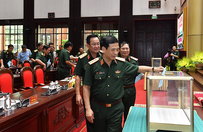Lấy phiếu tín nhiệm Ủy viên Ban Thường vụ Quân ủy Trung ương và Thứ trưởng Bộ Quốc phòng - Ảnh 1.