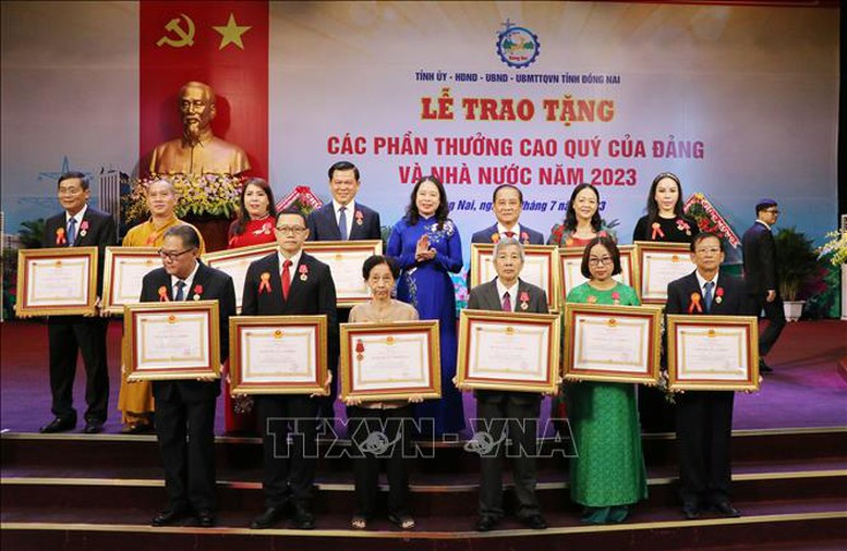 Phó Chủ tịch nước trao phần thưởng cao quý tặng các tập thể, cá nhân của tỉnh Đồng Nai - Ảnh 1.