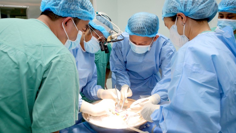 Hành trình ghép tim kỳ diệu của kíp y bác sĩ Bệnh viện Trung ương Huế - Ảnh 2.