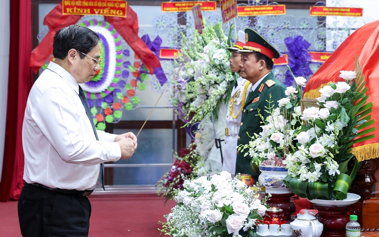 Thủ tướng Phạm Minh Chính viếng nguyên Trưởng ban Tổ chức Trung ương Lê Phước Thọ
