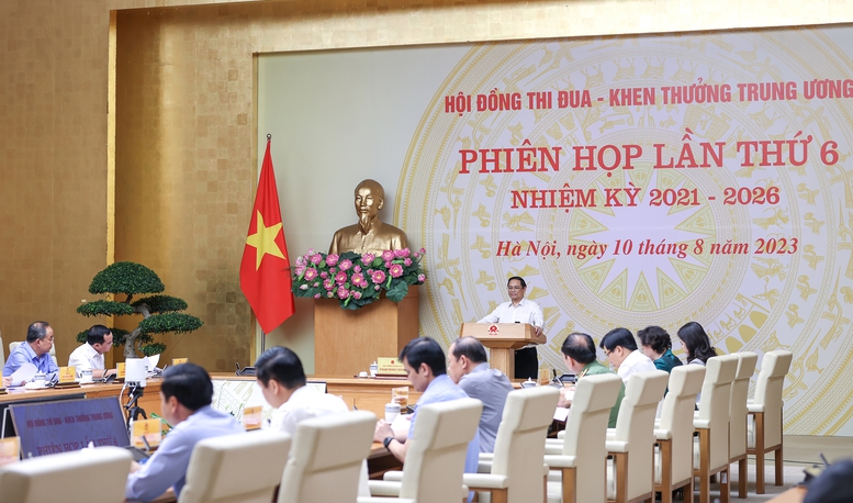 Thủ tướng: Thi đua-khen thưởng cần bám sát các đột phá, những việc khó khăn, phức tạp - Ảnh 2.