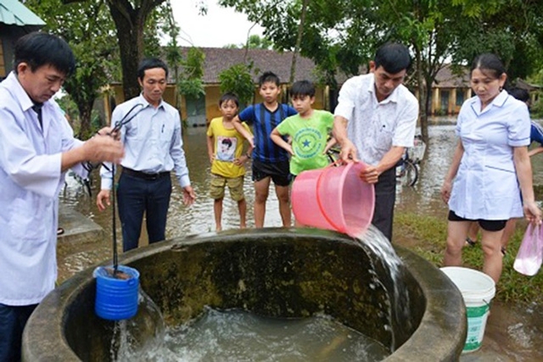 Chủ động phòng chống dịch bệnh trong mưa lũ, ngập lụt, sạt lở đất - Ảnh 1.