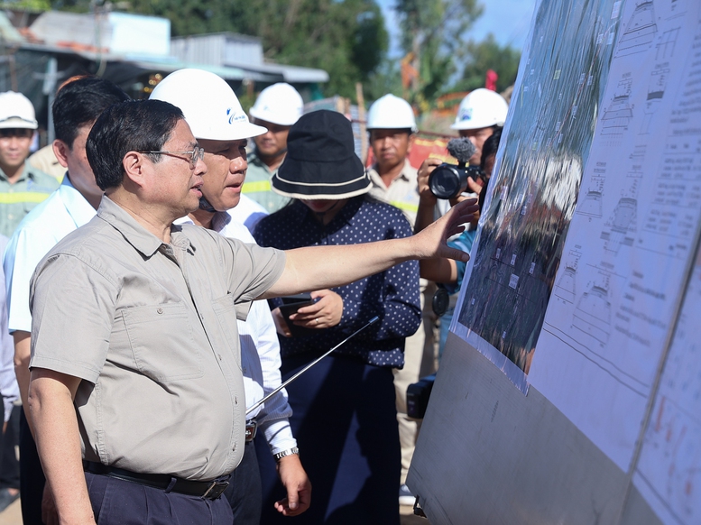 Thủ tướng khảo sát một số dự án đường bộ trọng điểm tại Đồng Tháp - Ảnh 4.