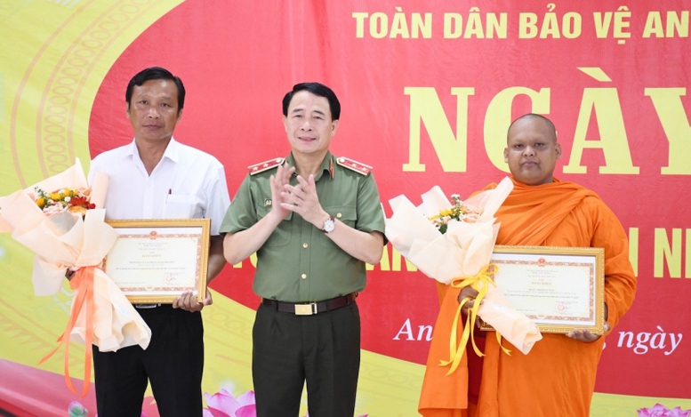 Toàn dân bảo vệ An ninh Tổ quốc phải cả trên không gian mạng. - Ảnh 1.